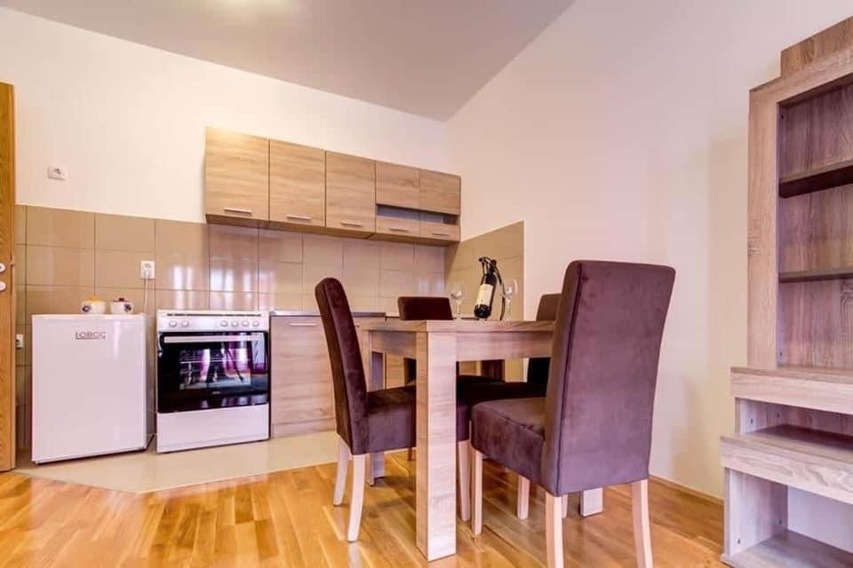 Naki Apartmani พอดโกริกา ภายนอก รูปภาพ